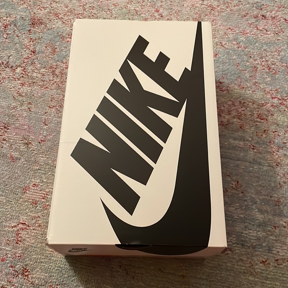 Like new! Lisa Leslie Nike Dunks | Low | Women’s Size 8.5 💜💛💚 - Picture 9 of 9